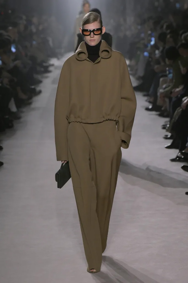 3 Teyana Taylor Brings Modern Elegance To The Jennifer Hudson Show In A Camel Victoria Beckham Fall 2025 Rolled Neck Suit