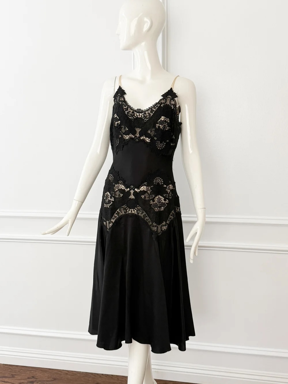 You Ask We Answer Michelle Obama Stuns In A Vintage Alexander McQueen Silk Embroidered Dress Alongside Former President Barack Obama 2