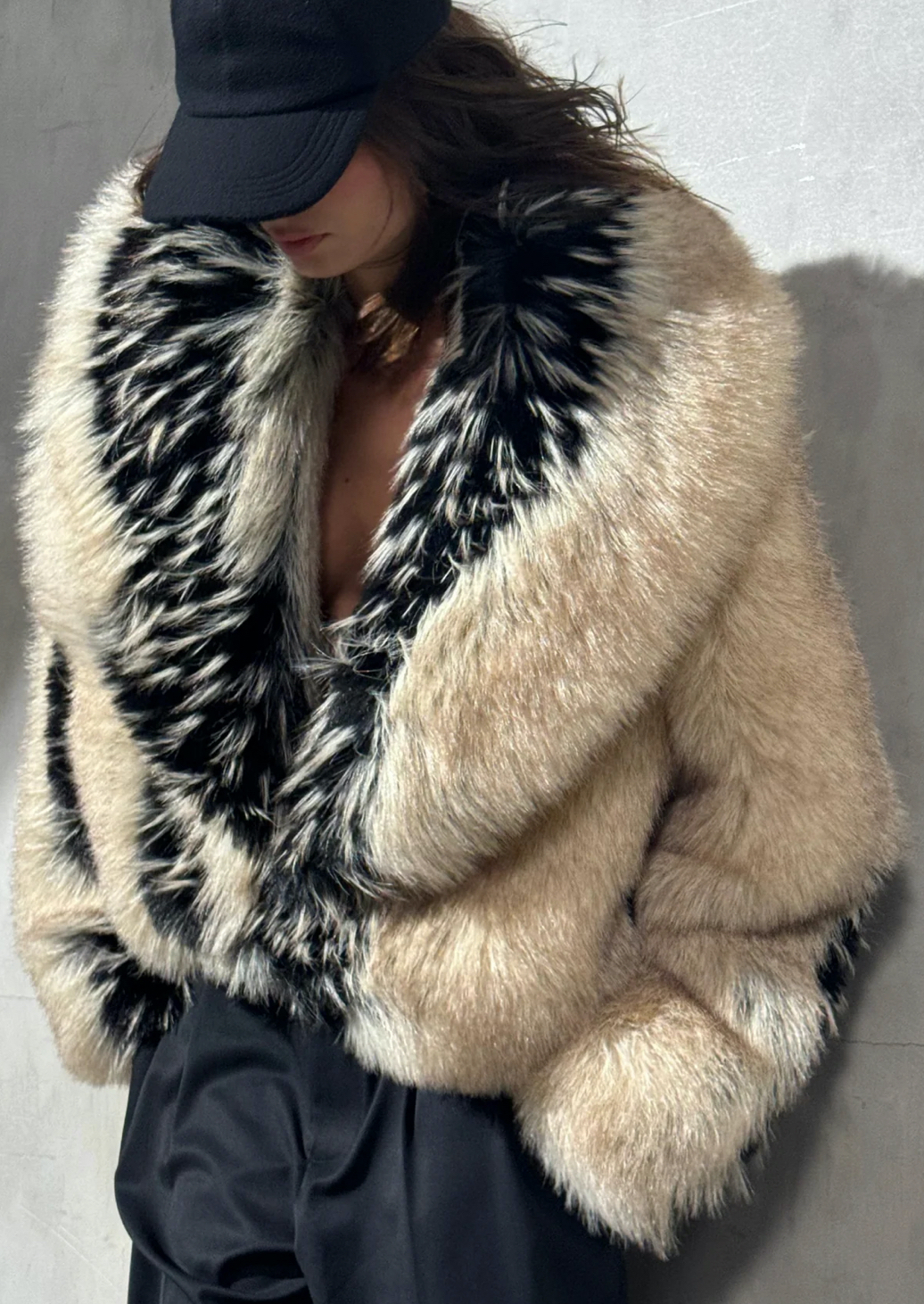 Erin Andrews Wore A 950 Auter The Fox Faux Fur Jacket While Commentating Game Day IMG 1222