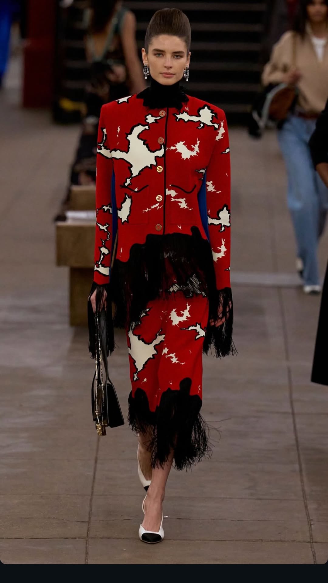 1 The Devil Wears Prada 2 Tokyo Fan Event Anne Hathaway In Black And Ivory Valentino Couture Silk Gown And Meryl Streep In Red And Black Chanel Metiers DArt Fringe Tweed Set