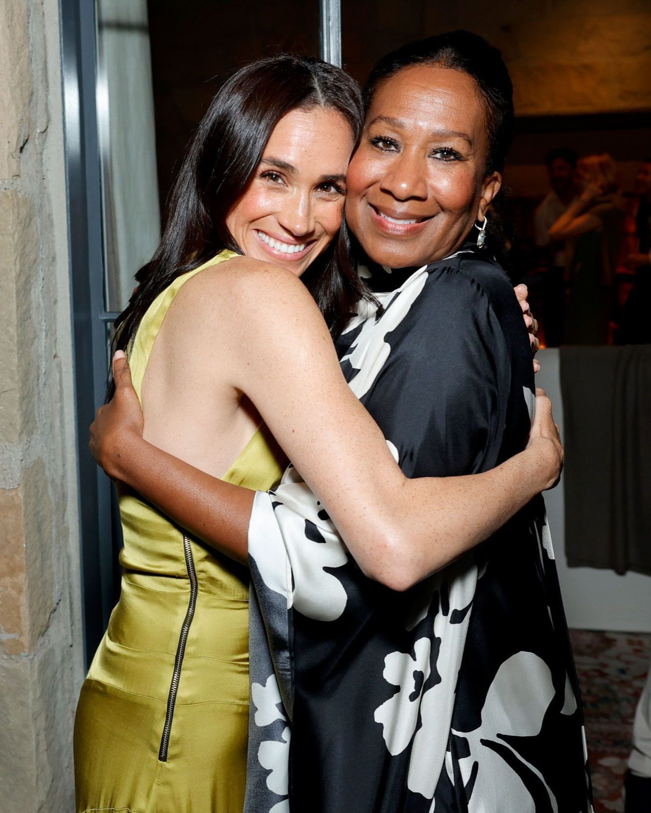 90909 Prince Harry Meghan Markle Ted Sarandos And Nicole Avant Gather In Montecito For Netflix Party With Meghan In Olive Green Heidi Merrick Gale Dress